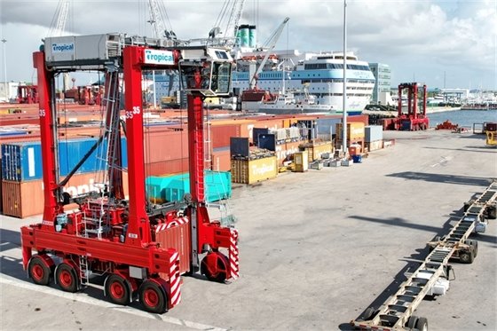 Tropical Shipping straddle carrier
