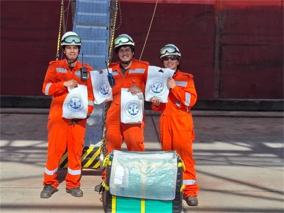Mariners posing with gift bags